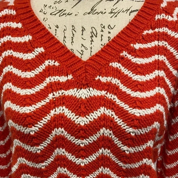Gap Chevron Striped V-Neck Sweater. Orange/Red and white. Size medium - Picture 2 of 5